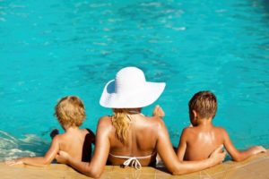 familie-afslappende-at-pool